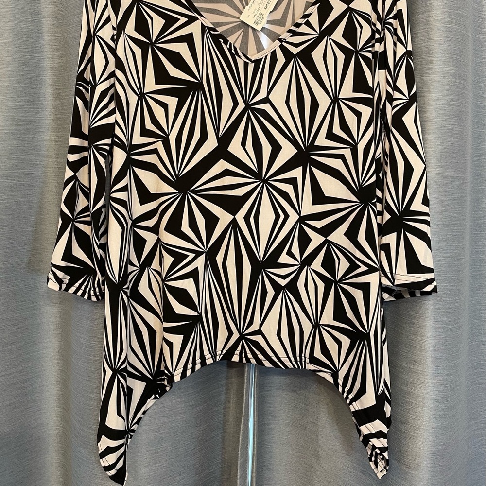 Funky retro black and white geometric tunic 1x